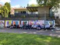 Es wird bunt um die Schule - Graffitiprojekt lässt Mauer leuchten